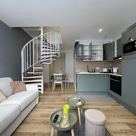 Duplex In Near 24 Circuit Apartment