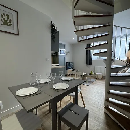 Apartment Duplex In Near 24 Circuit *